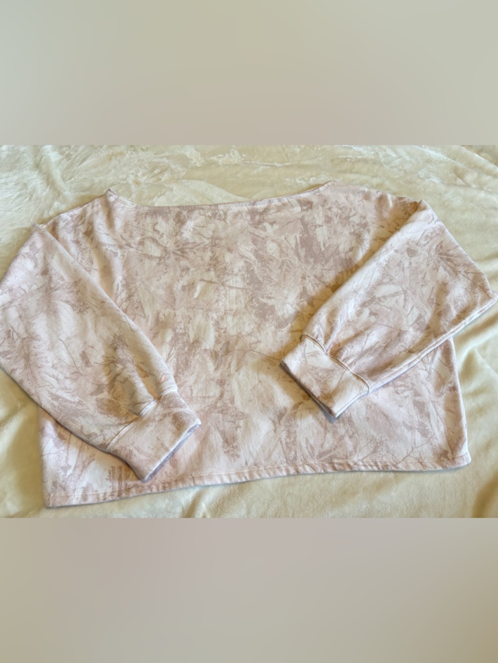 HOLLISTER Off Shoulder Camo Sweatshirt large L Cropped soft Pink Pullover cozy - Picture 5 of 8
